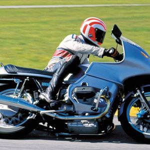 Die tourensportliche R 100 RS war ab 1976 die erste Maschine des Weltmarkts mit einer im Windkanal entwickelten Vollverkleidung. Mit ihrem 1-Liter-Motor mit  51 kW/70 PS erreichte sie eine Höchstgeschwindigkeit von 200 km/h.(Bild:  BMW)