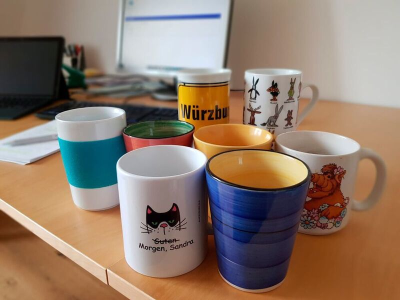Wenn schon keine Kollegen, dann wenigstens verschiedene Tassen: Jeden Tag eine andere Kaffeetasse sorgt daheim für Abwechslung. (S.Häuslein/konstruktionspraxis)