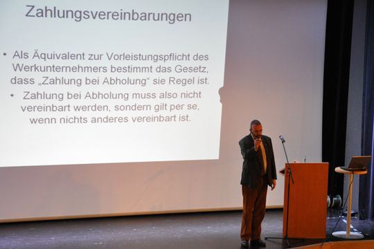 Joachim Otting vermittelte den Teilnehmern Werkstattrecht. (Archiv: Vogel Business Media)