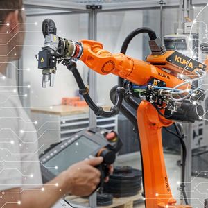 Roboter entwickeln sich von programmierbaren Maschinen zu intelligenten Kollaborateuren, die lernen, sich anpassen und sicher Seite an Seite  mit Menschen arbeiten können.(Bild:  Kuka)