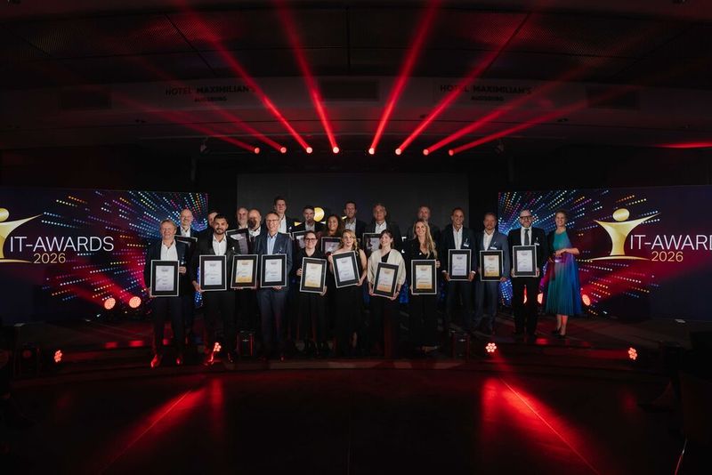 Alle Gewinner der sechs Security-Kategorien bei den IT-Awards 2026 mit Security-Insider-Chefredakteur Peter Schmitz und Moderatorin Margit Lieverz im Gruppenbild.  (Bild: Manuel Emme Fotografie)