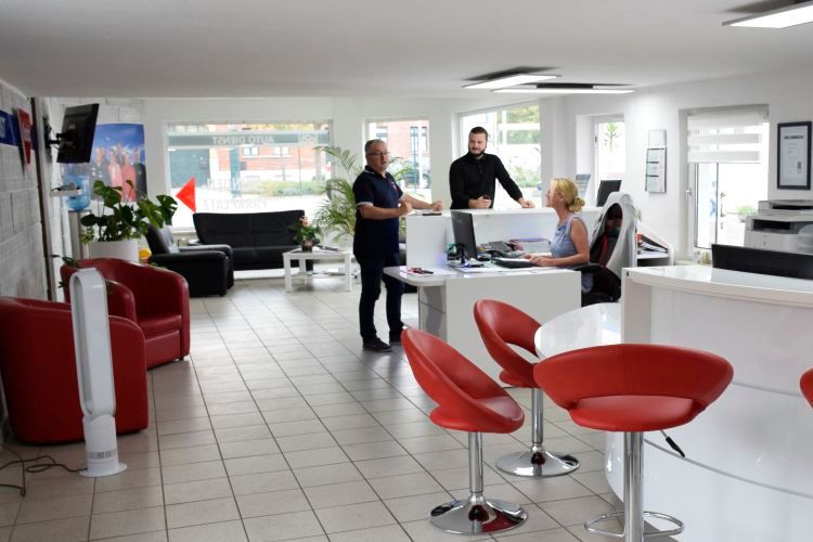Hell und freundlich präsentiert sich das Kundenzentrum für die Besucher. (Bild: Rubbel/»kfz-betrieb«)