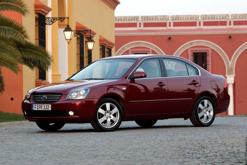 Mit dem Kia Magentis hatten die Koreaner über zwei Generationen hinweg eine Mittelklasse-Limousine im Angebot – mit mäßigem Erfolg. (Bild: Kia)