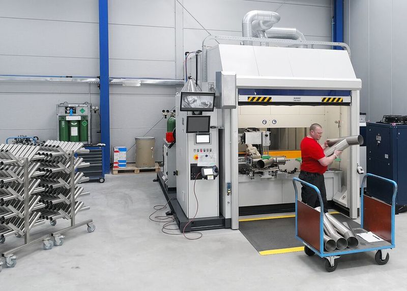 „Hierdurch können wir unsere Produkte weiter qualitativ verbessern – im Zusammenhang mit der Roboterschweißanlage“, betont Haag. (Fotoatelier Bernhard e.K./HS Umformtechnik)