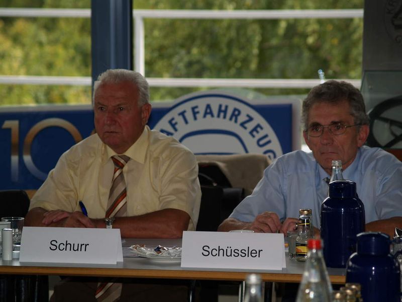 Horst Schurr, Vorsitzender des Arbeitskreises und ZDK-Geschäftsführer Rudolf Schüssler (v.l.) hören den Vorträgen zu. (Archiv: Vogel Business Media)