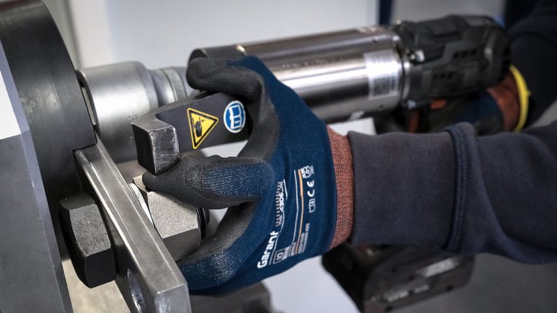 Viele Anwender unterschätzen die Gefahren beim Umgang mit Hochmomentschraubern. Sowohl das Einklemmen oder Quetschen der Finger als auch Verletzungen durch Abrutschen des Werkzeugs sind häufig die Folge.(Bild:  Heico-Lock)