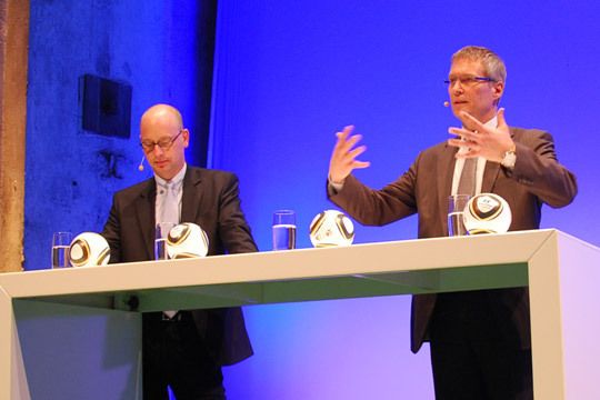 Vertriebsleiter Udo Brandenburger (r.) lud sich gleich verschiedene Kollegen auf die Bühne, die ihn im Workshop über die künftige Vertriebsstrategie unterstützten. Kai Hesselbach, zuständig für das Großkundengeschäft, informierte über die künftigen Aktivitäten im Gewerbekundenbereich. (Archiv: Vogel Business Media)