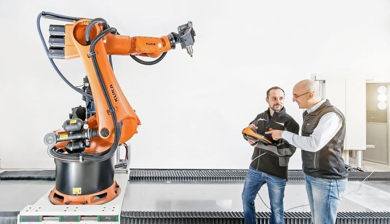 „Die größte Herausforderung der Qualitätssicherung wird darin bestehen, die heute etablierten statistischen Qualitätsmerkmale in die Additive Fertigung zu überführen. Somit wird ein Umdenken nötig“, erklärt Tobias Kastner, Entwicklungsingenieur bei der Leichtbau Systemtechnologien Korropol GmbH (links), hier im Gespräch mit Korropol-Geschäftsführer Sammy Techritz. (Korropol)