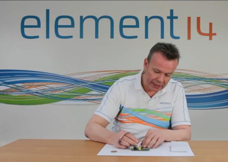 Mike Powell von Farnell element14 erklärt das Kameramodul für den Raspbery Pi: (Bild: Farnell)