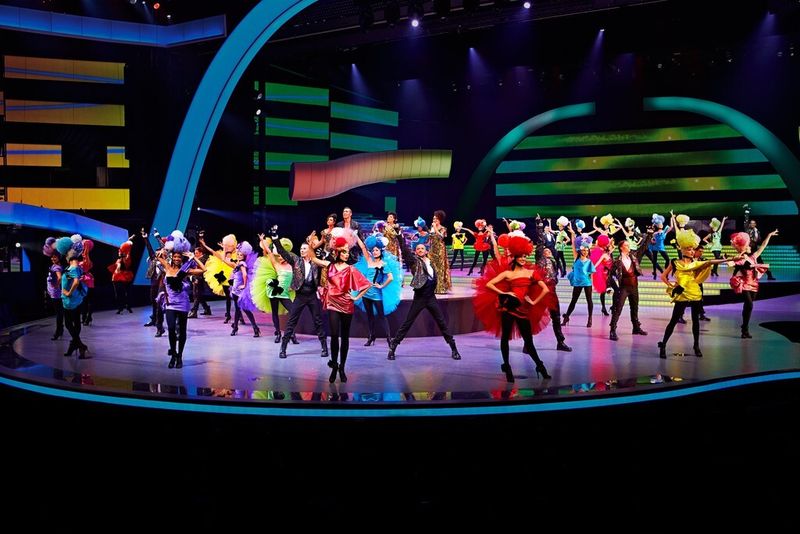 Kostüme von Christian Lacroix bringen die Tanzshow zur Geltung. (Friedrichstadt-Palast/Robert Grischek)