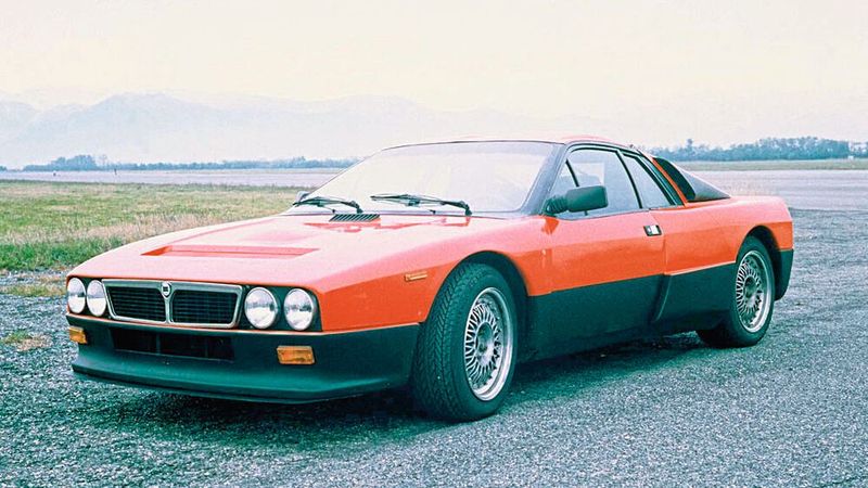 Das Original: Der Lancia 037 besitzt einen Mittelmotor mit Roots-Kompressor, der es auf eine Leistung von 310 PS (228 kW) bringt. Damit beschleunigt der Wagen von 0 auf 100 km/h in vier Sekunden. Die Basis des Zweiliter-16-V-Motors von Abarth stammt aus dem Fiat 131.  (Bild: Lancia)