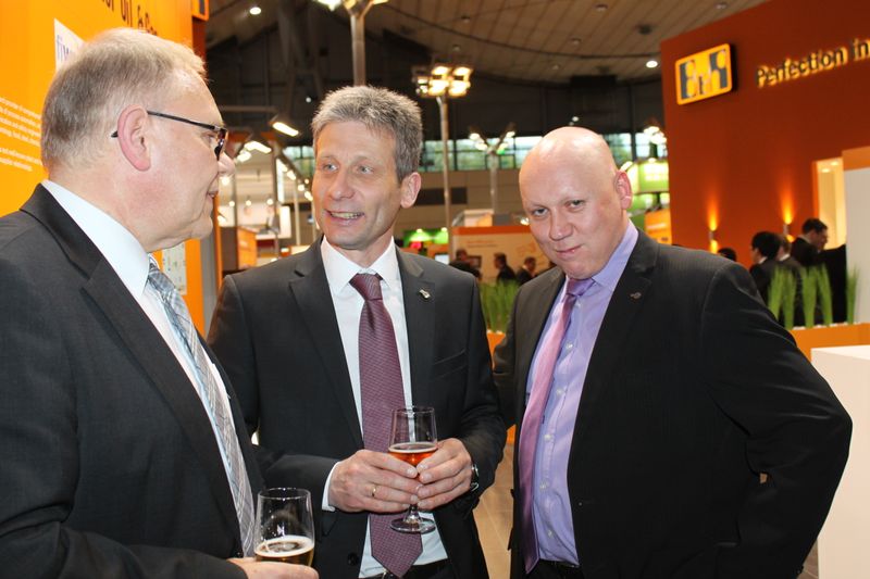 Am Dienstagabend wurde bei der Vogel Business Media am Messe-Stand in Halle 9 traditionell auf eine erfolgreiche Hannover Messe 2014 angestoßen. Gute Gespräche und Live-Musik von der Band „Famos“ sorgten bei den zahlreichen Standpartygästen für eine ausgelassene Stimmung. (Siegl/Vogel Business Media)