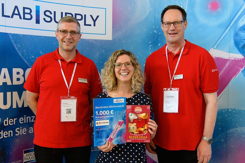 ... konnte sich die glückliche Hauptgewinnerin über einen Labor-Einkaufsgutschein im Wert von 1.000 Euro freuen - und ihn unmittelbar einlösen.    Mehr Infos zu den kommenden LAB-SUPPLY-Messen finden Sie auf www.lab-supply.info (Bild: Stefan Stark)