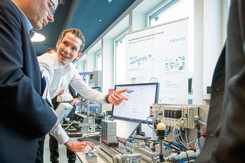 En marge des conférences se tient aussi une petite exposition. Et c'est là l'occasion d'échanger sur les atouts des derniers produits présentés. (Source : Thomas Entzeroth)