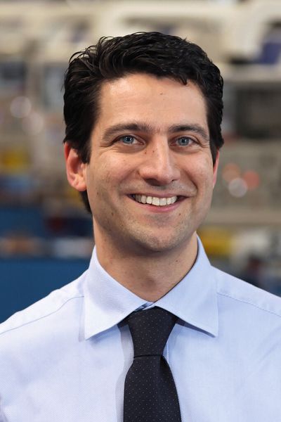 Dr. Alberto Gotti (Leiter Forschung und Entwicklung, Mikron Tool) ist Chemiker und bringt dank dieser Qualifikation ganz neue Aspekte bei der Werkzeugentwicklung mit rein. (Bild: Thomas Entzeroth)