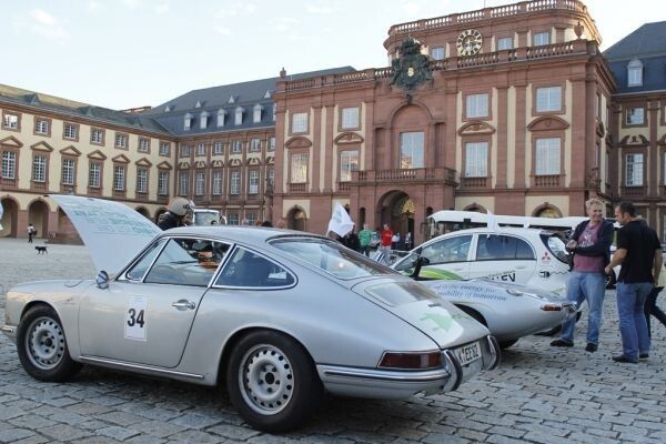 Bertha Benz Challenge 2012, 1. Tag: Ankunft der Teilnehmer am Mannheimer Schloss. Der Porsche 912 des Classic-eCar-Teams. (Ulrich Steinlechner)