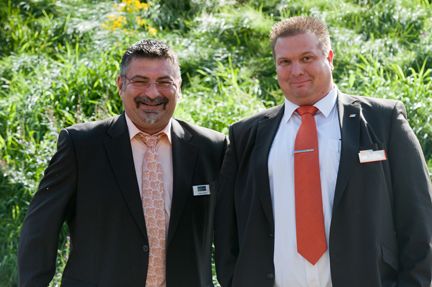 Jürgen Albrecht (Audioline) und Michael Waller (Eno) genießen die Sonne. (Archiv: Vogel Business Media)