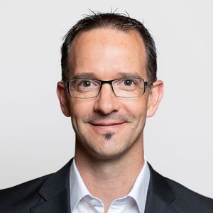 „An der Automatisierung des Materialflusses kommt man heute kaum vorbei. Darin ist sich die Branche einig. Es schlägt nun die Stunde der einfachen, modularen, skalierbaren und energieeffizienten Logistiksysteme“, konstatiert Dieter Kuhn, Product Manager bei der Ferag. (Bild:  Ferag)