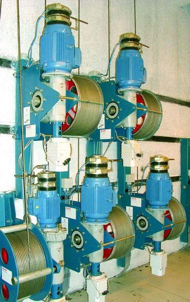 Prospekt-Zugwinden sind unter der Bühne vertikal versetzt eingebaut . Bild: Michel (Archiv: Vogel Business Media)