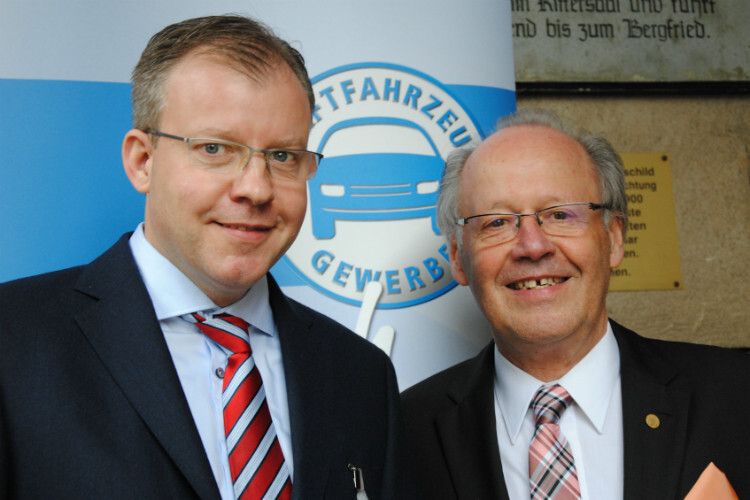 Gute Draht: Florian Fischer (li.), Geschäftsführer Vogel Business Media, und Ernst-Robert Nouvertné. (Foto: Baeuchle)