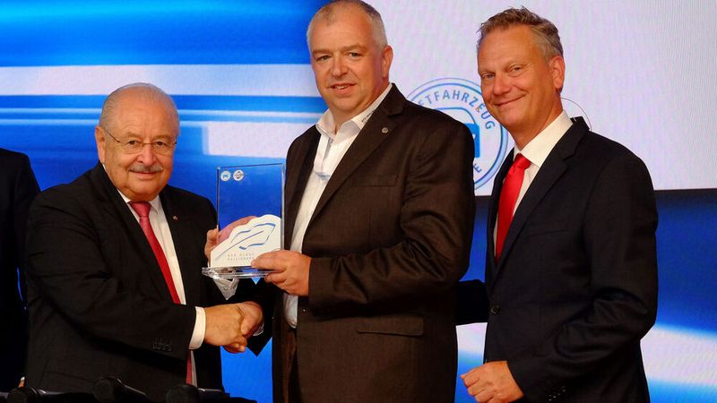 Michael Schneider (M.), Pressesprecher der Innung Sachsen-West/Chemnitz, erhält für seine  „Sächsische Meister-Classic“ von Jürgen Karpinski (l.) und Arne Joswig ebenfalls den Blauen Kalligraphen für Platz 1. (Bild: Zietz – »kfz-betrieb«)