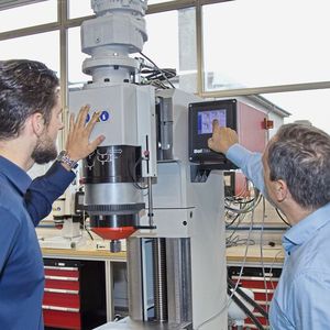Maurizio Di Domenico (re., Leiter Technologie, BalTec AG) diskutiert mit Steve Schaffner, Projektmanager bei GRIBI Hydraulics AG, die Einstellungsparameter für eine Nietung im Radialnietverfahren.(Bild:  Matthias Böhm)