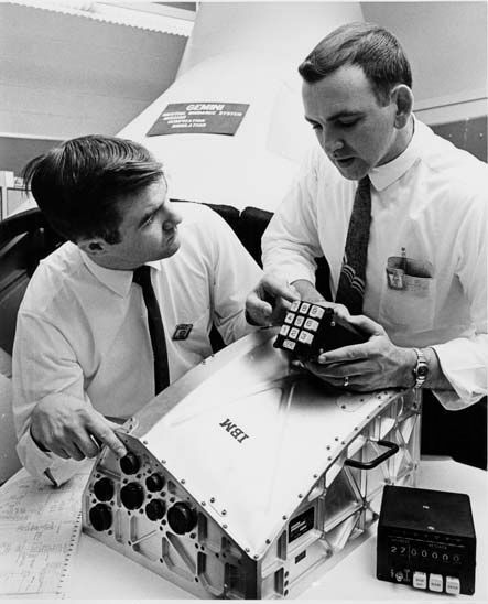 IBM-Ingenieure untersuchen ein Modell des Gemini-Computers. (Bild: IBM)