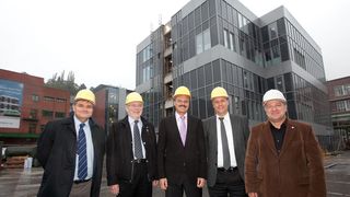 Freude über die Beendigung der Rohbaumaßnahmen des Zellbiologie-Technikums bei Bayer HealthCare in Wuppertal (v.l.n.r.): Dr. Clive Wood, Leiter Global Biologics bei Bayer Pharma, Dr. Dietrich Hörlein, Leiter Biotechnologische Entwicklung, Dr. Klaus Jelich, Standortleiter Bayer HealthCare Wuppertal, Willy Beumann, Betriebsratsvorsitzender Bayer HealthCare Wuppertal, Prof. Dr. Andreas Busch Leiter der globalen Forschung und frühen Entwicklung bei Bayer HealthCare  (Bild: Bayer)