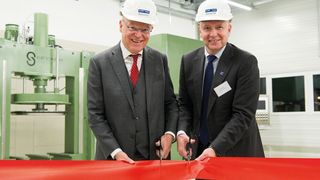 Stephan Weil, Ministerpräsident von Niedersachsen (links), und Dirk Bremm, Leiter des Unternehmensbereichs Coatings der BASF, weihen die Erweiterung des Chemetall-Standortes in Langelsheim ein. (BASF)
