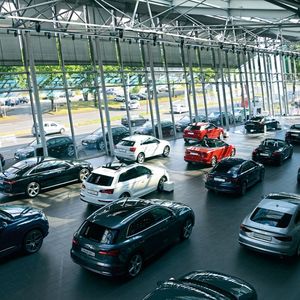 Viel Platz gibt es zur Präsentation der aktuellen Modellpalette im Kasseler Audi-Zentrum.(Bild:  Achter)
