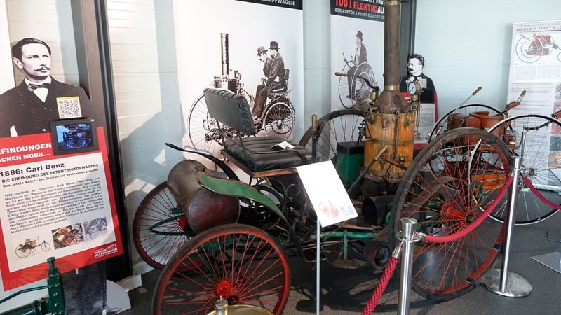 Dem Mechaniker Georges Bouton (1847–1938) und dem Ingenieur Charles-Armand Trépardoux gelang es mit finanzieller Unterstützung des Grafen de Dion, einen kompakten, sicheren und schnell heizbaren Kessel zu entwickeln, der universell einsetzbar war. Zu seiner Vermarktung und zur Herstellung von Dampfmobilen gingen die drei eine Partnerschaft ein, aus der schließlich De Dion, Bouton & Trépardoux hervorging. (Bild: Dominsky – VCG)