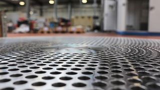 Löcher, soweit das Auge reicht: Die Lochplatten für Verdichter der sera GmbH weisen bis zu 1.900 Durchgangsbohrungen auf. (Bild: Iscar)