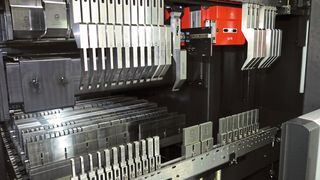 Ein automatischer Werkzeugwechsler für eine Abkantpresse lohnt sich dann, wenn viel gerüstet werden muss. (Bild: Amada)