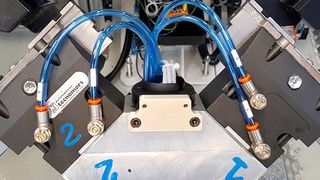 Mit dem Fortus 450mc 3D-Drucker von Stratasys testet GKN Driveline Florenz eine Reihe neuer Tooling-Anwendungen (wie die oben abgebildeten End-of-Arm-Werkzeuge), um kostspielige Produktionsausfälle zu vermeiden.  (Stratasys)