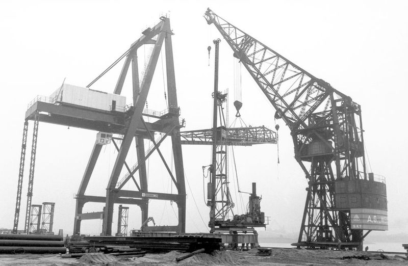 Die Paceco-Brücke, die erste Containerbrücke im Neustädter Hafen, hatte eine Tragfähigkeit von 27 t und konnte etwa alle drei Minuten einen Container bis maximal 20 t Gewicht löschen oder laden. (Bild: BLG Group)