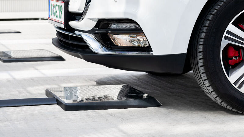 Eine Platte am Boden ermöglicht es beim sogenannten Matrix-Charging, dass sich E-Autos automatisch mit dem Ladesystem verbinden.