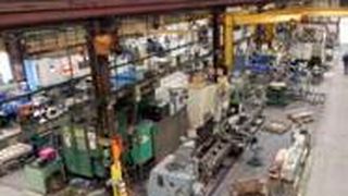 Vernetzte LED-Beleuchtung in einer Fabrikhalle. Sensoren überwachen das Umgebungslicht und die Präsenz von Mitarbeitern.  (Bild: Digital Lumens)