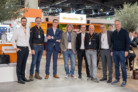 V.l.n.r: Sebastian Stelzer, Group Lead Product Management Industrial Ethernet (Weidmüller); Jeroen Wijnands, Manager OT Security Netherlands (Orange Cyberdefense); Leon Theis, Sales Manager (Orange Cyberdefense); Ralf Czekalla, Head of Business Development (Orange Cyberdefense); Dr. Björn Griese, Head of Product Security (Weidmüller); Marcel Hulsen, Enterprise Security Architect (Orange Cyberdefense); Dr. Thomas Bürger, Executive Vice President Automation Products and Solutions (Weidmüller) und Klaas Wijbenga, Automation Sales Engineer (Weidmüller)(Bild:  Weidmüller)
