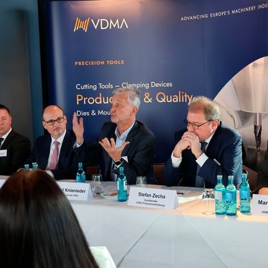 Pressekonferenz des VDMA Präzisionswerkzeuge in der Frankfurter Botschaft. Obwohl die Branche 2025 statt des erwarteten leichten Produktionsrückgangs ein deutliches Minus von rund 7 Prozent verzeichnen musste, bleiben die Unternehmen optimistisch.   (Bild: Maschinenmarkt/rw)