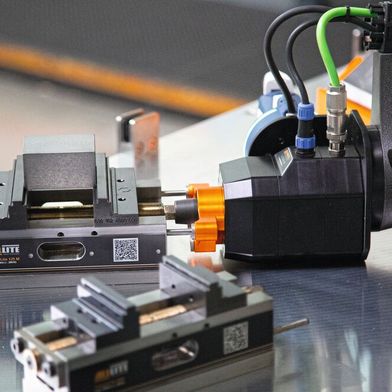 Der Robobuddy öffnet und schließt Schraubstöcke und ermöglicht so die automatisierte Entnahme und Beladung. (Bild: Allmatic)