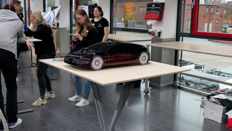 ... und Teamwork bei der Deutschen Meisterschaft der Fahrzeuglackierer. (Bild: Wenz - VCG)