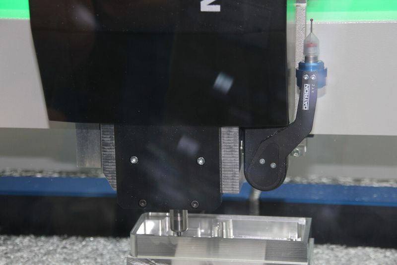 Hier eine Nahansicht des zusätzlich angebotenen Messtasters vom Typ XYZ, mit dem das Einrichten noch schneller, weil automatisch, erfolgt. (Bild: Königsreuther)