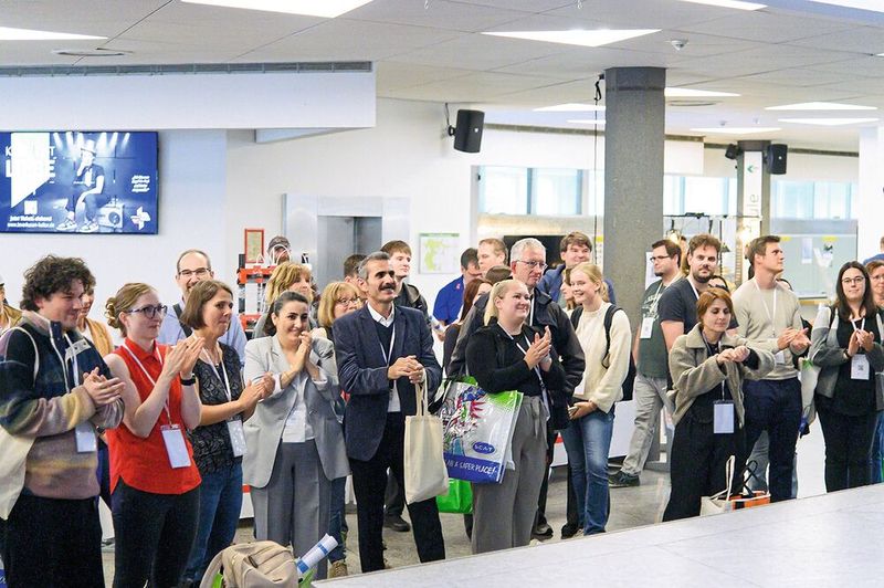 Applaus für die Gewinner und den erfolgreichen Messetag. In Leverkusen ist jetzt Schluss, aber in Hamburg geht es bereits am 8. Oktober 2025 mit der nächsten LAB-SUPPLY weiter.    Mehr Infos zu den kommenden LAB-SUPPLY-Messen finden Sie auf www.lab-supply.info (Bild: Stefan Stark)