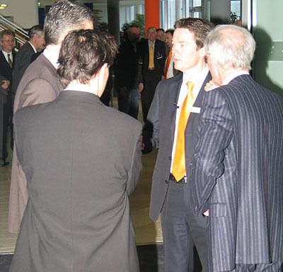 Bruno Allemand (2. von rechts), Geschäftsführer der Agie Charmilles GmbH, im Gespräch mit Kunden. (Archiv: Vogel Business Media)