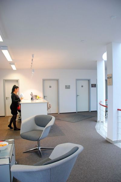 Schick, schick: Empfangstresen und Sitzecke beim Autohaus Schmeltzer.  (Bild: Baeuchle/»kfz-betrieb«)