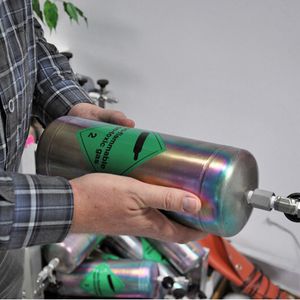 Abb.2: Für seine Untersuchungen verwendet Prof. Koppmann Luftproben, die in luftiger Höhe vom Zeppelin oder Flugzeug aus gesammelt und später im Labor an der Universität Wuppertal mittels TDSG-Large-GC-IRMS untersucht werden.