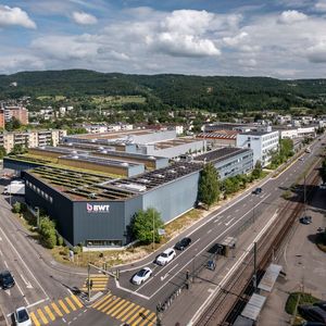 Le site de Aesch en Suisse fait figure de référence pour les autres sites du groupe, en matière de méthodologie, d’excellence industrielle des processus de fabrication et d’expertise des équipes. De plus, il existe d’importantes synergies entre les différentes filiales du groupe.(Source :  BWT Pharma)