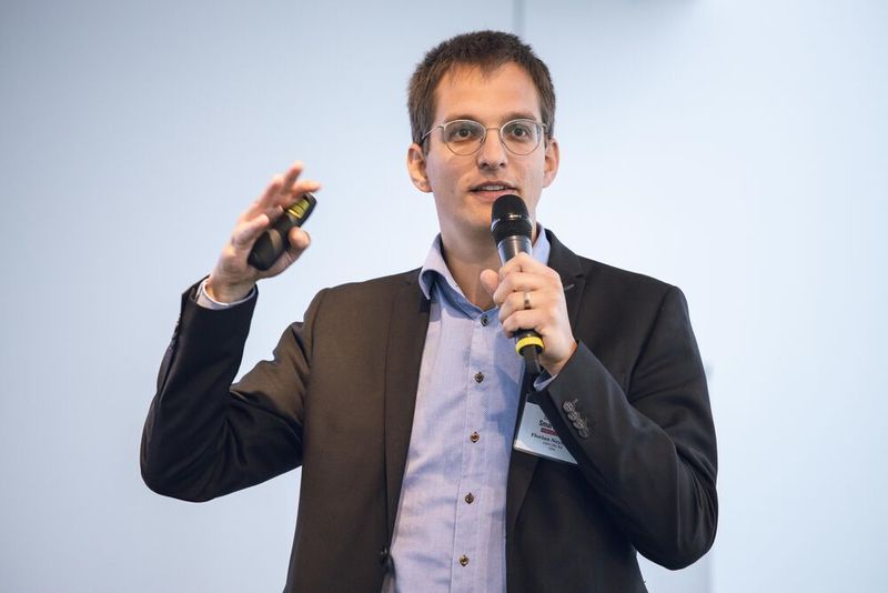 Dr. Florian Neymeyer, Bereichsleiter Personal, IT & Recht bei der Uzin Utz AG weiß wie man Mitarbeiter motiviert. (Gollin)