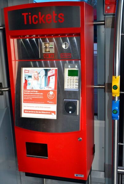 Bei Ausweitung des Erfurter Girogo-Projekts auf die Stadtbussewurden die gleichen Terminals in die Verkaufskassen beim Fahrer verbaut wie bislang in die Fahrkartenautomaten der Stadtbahnen (Bild: Feig Electronic)
