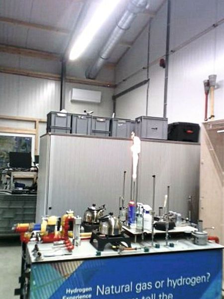 A test setup with natural gas and hydrogen flares: The hydrogen flares are not or barely visible with a visual camera. (Source: Flir)